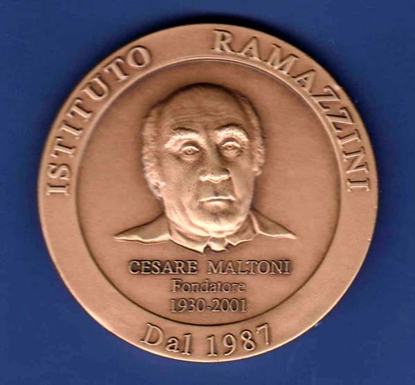 La medaglia con l'effige del fondatore, donata dal Ramazzini ad Arance di Natale