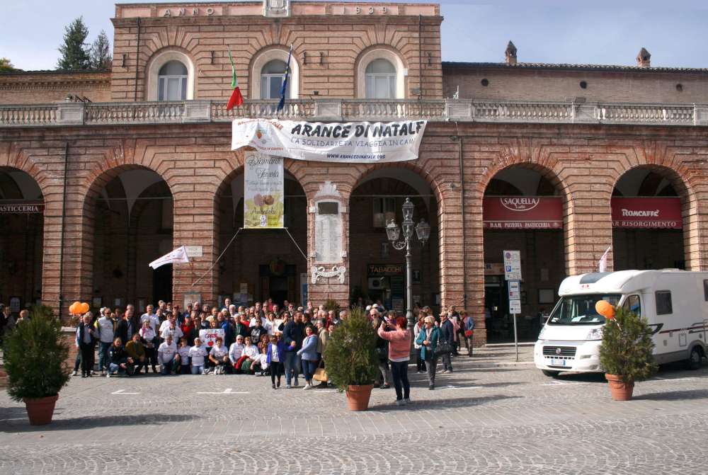 I partecipanti radunati davanti al Municipio