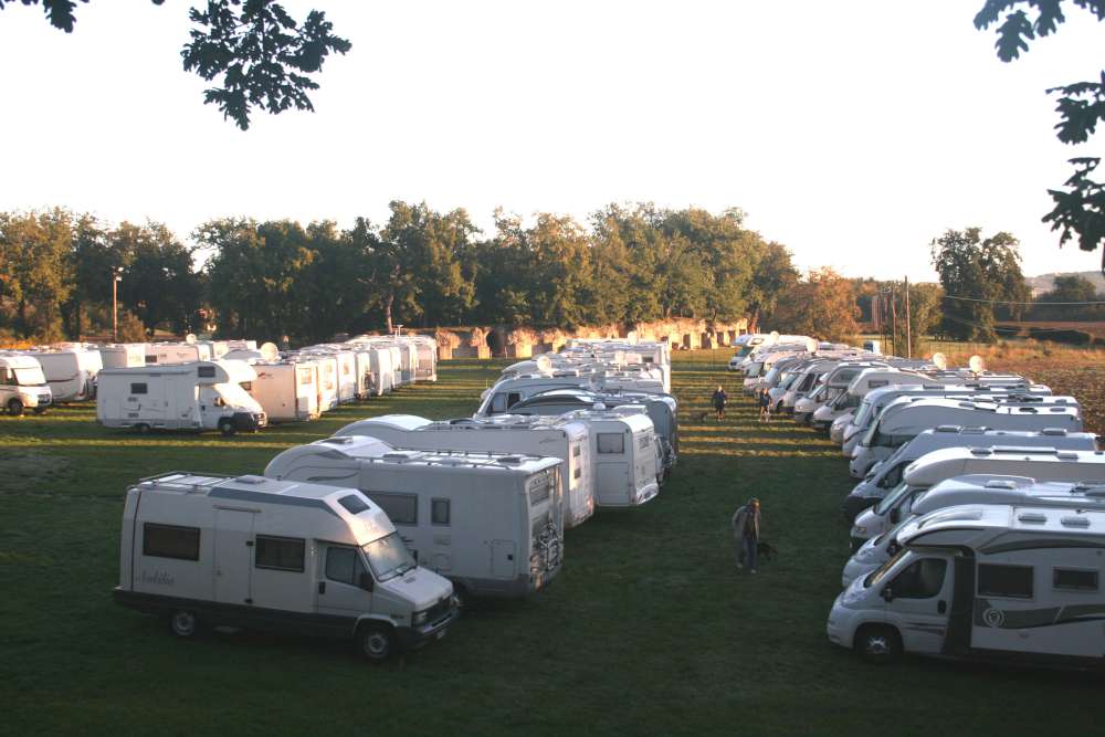 Gli 80 camper presenti all'incontro in sosta a Urbisaglia
