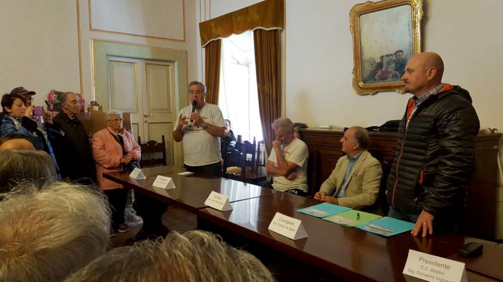 I vari interventi durante la cerimonia di consegna, nella Sala Consiliare, dei macchinari elettromedicali per l'ospedale