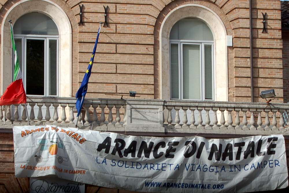Striscione appeso sulla facciata del Municipio